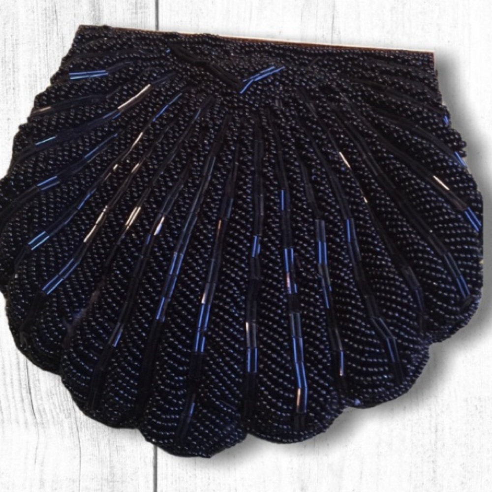 Vintage shell black beaded shoulder purse